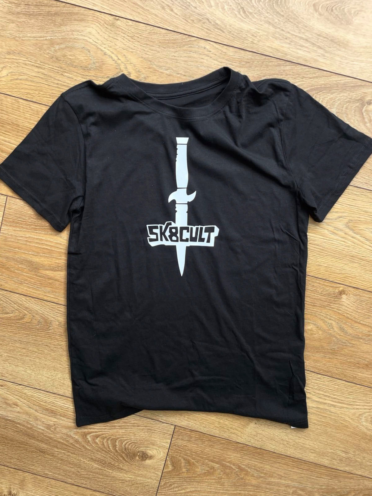SK8CULT Thrashin' Daggers Tribute Tee – Black